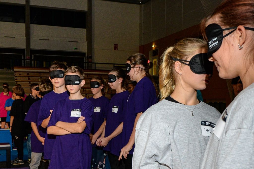Děti ze základních škol si vyzkoušely, jaké to je nevidět (foto: M. Pecuch, 10.10.2019)