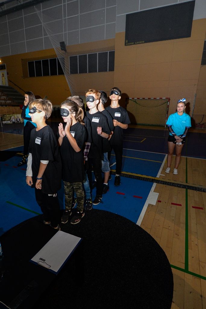 Děti ze základních škol si vyzkoušely, jaké to je nevidět (foto: M. Pecuch, 10.10.2019)