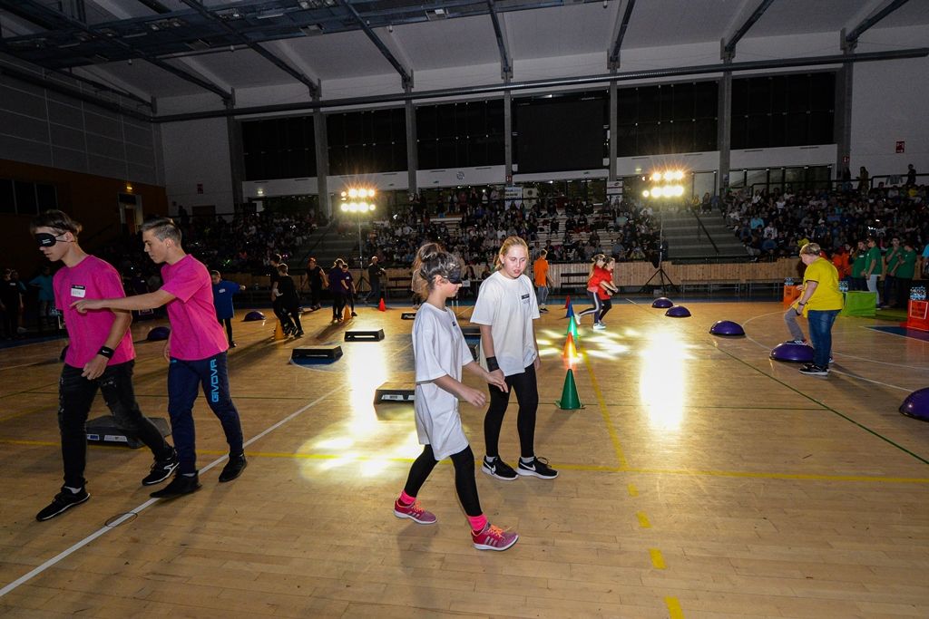 Děti ze základních škol si vyzkoušely, jaké to je nevidět (foto: M. Pecuch, 10.10.2019)