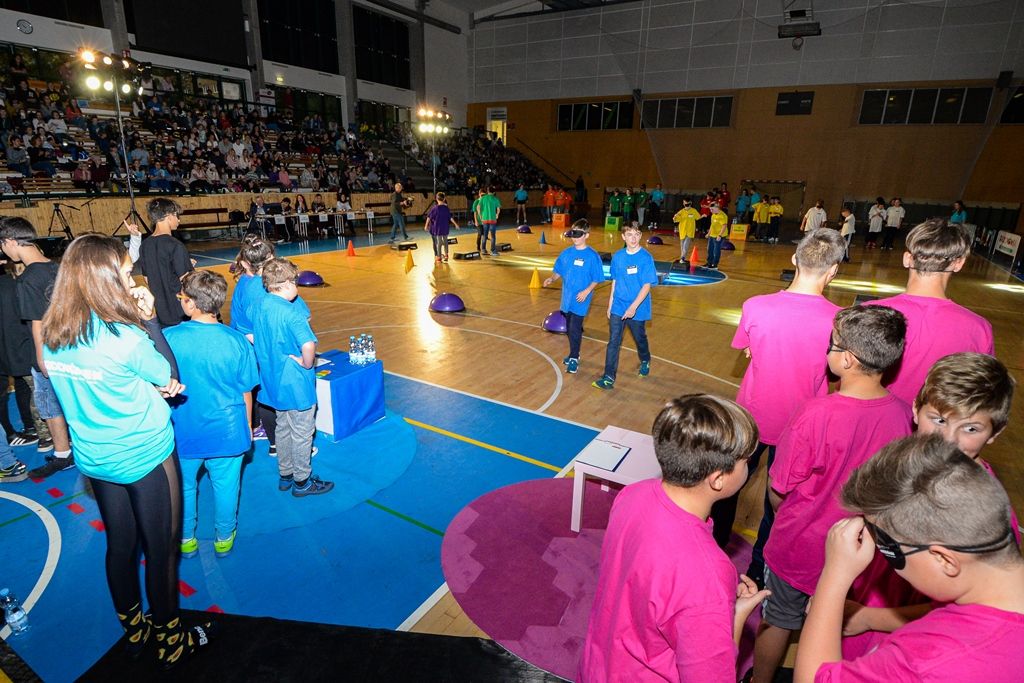 Děti ze základních škol si vyzkoušely, jaké to je nevidět (foto: M. Pecuch, 10.10.2019)