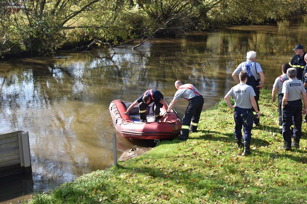 Instalace zařízení na čerpání vody z Radbuzy (foto: A. Jarošová, 14.10.2019)