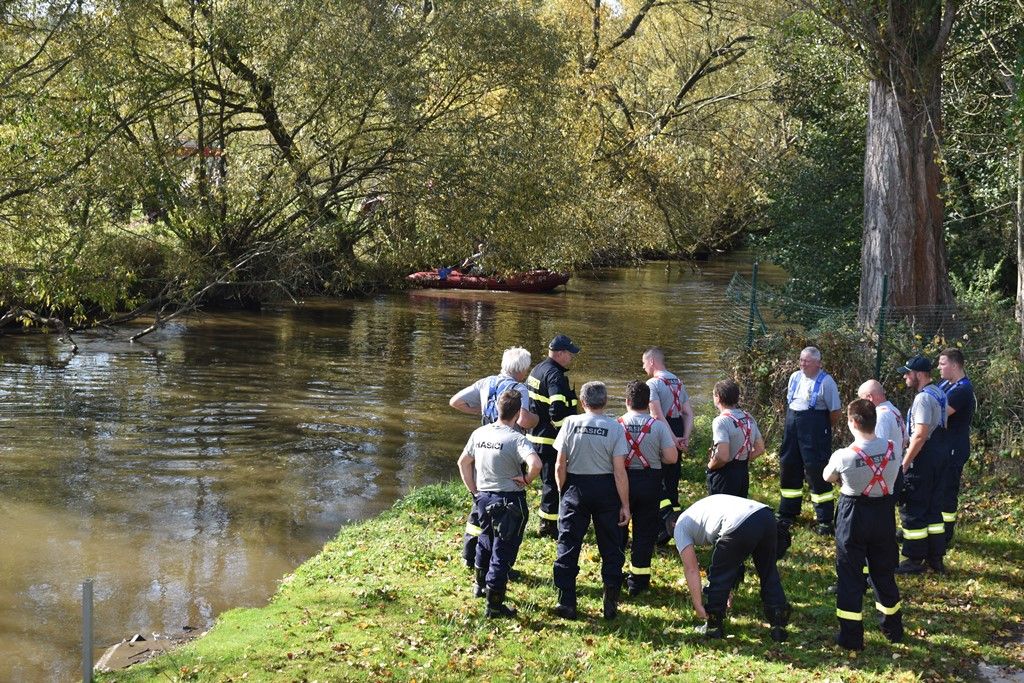 Instalace zařízení na čerpání vody z Radbuzy (foto: A. Jarošová, 14.10.2019)