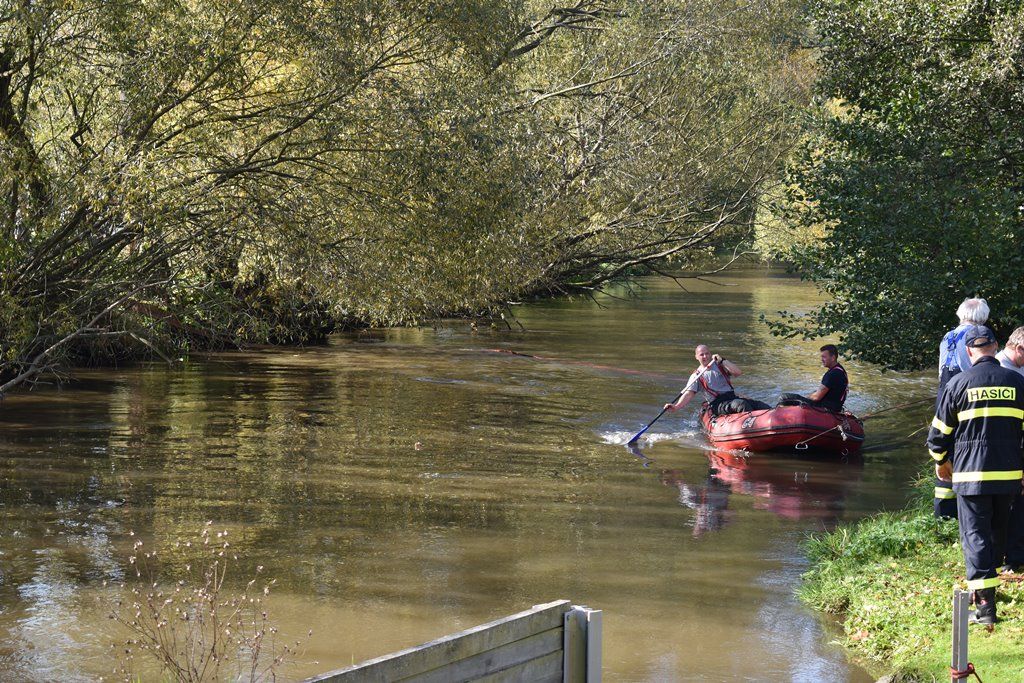 Instalace zařízení na čerpání vody z Radbuzy (foto: A. Jarošová, 14.10.2019)