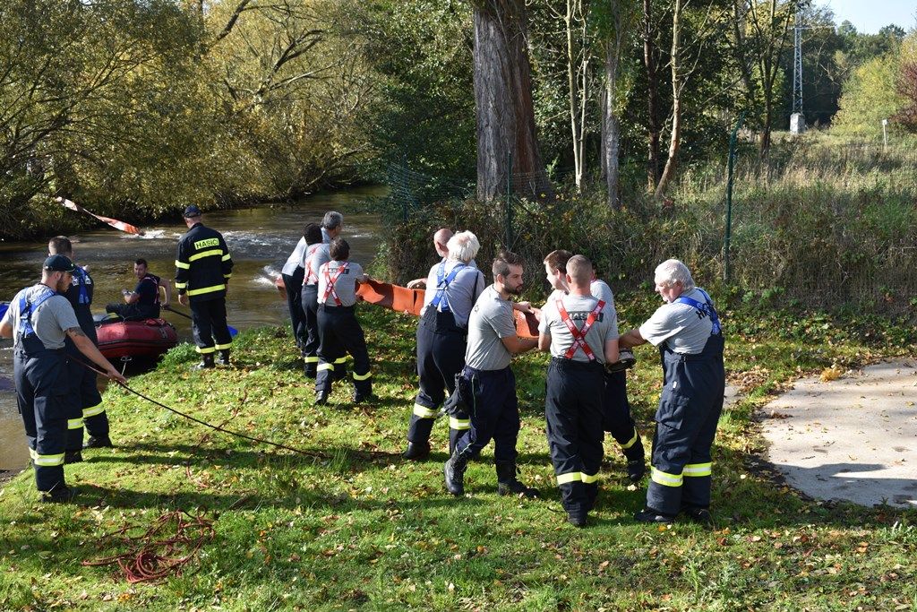 Instalace zařízení na čerpání vody z Radbuzy (foto: A. Jarošová, 14.10.2019)