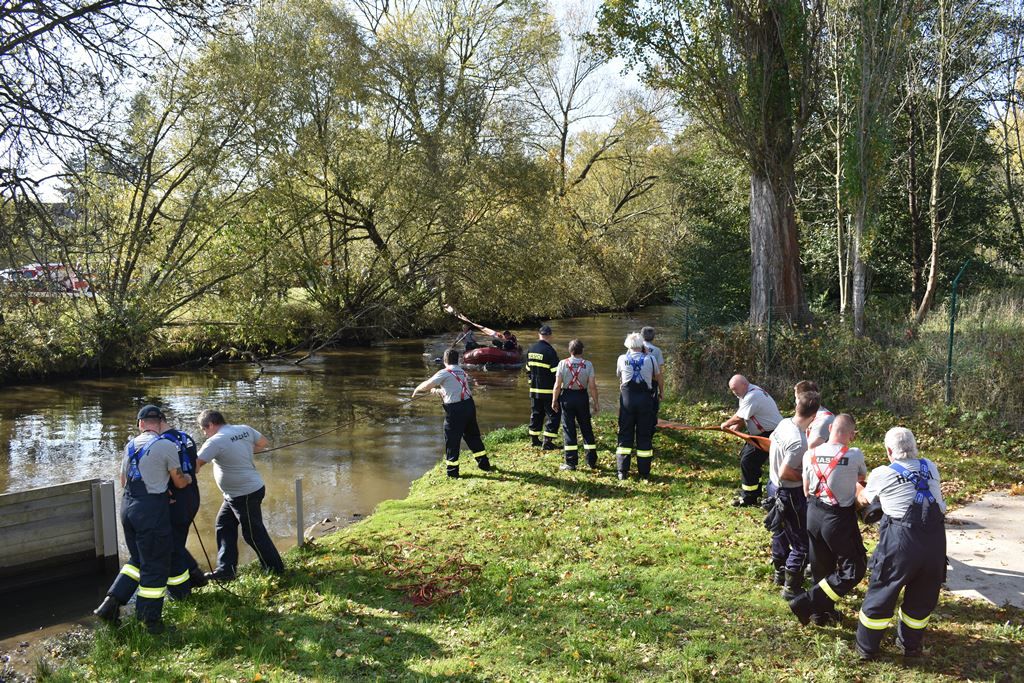 Instalace zařízení na čerpání vody z Radbuzy (foto: A. Jarošová, 14.10.2019)