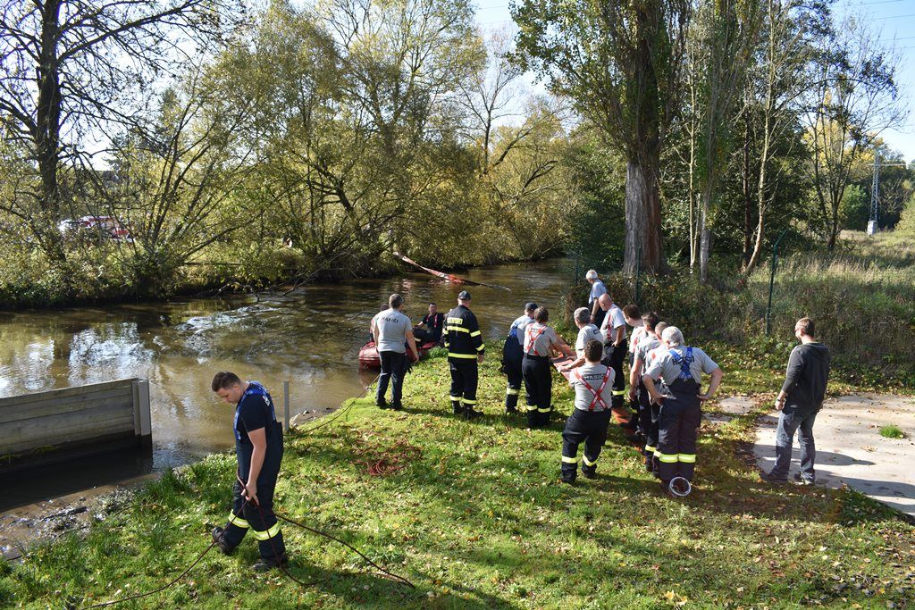 Instalace zařízení na čerpání vody z Radbuzy (foto: A. Jarošová, 14.10.2019)