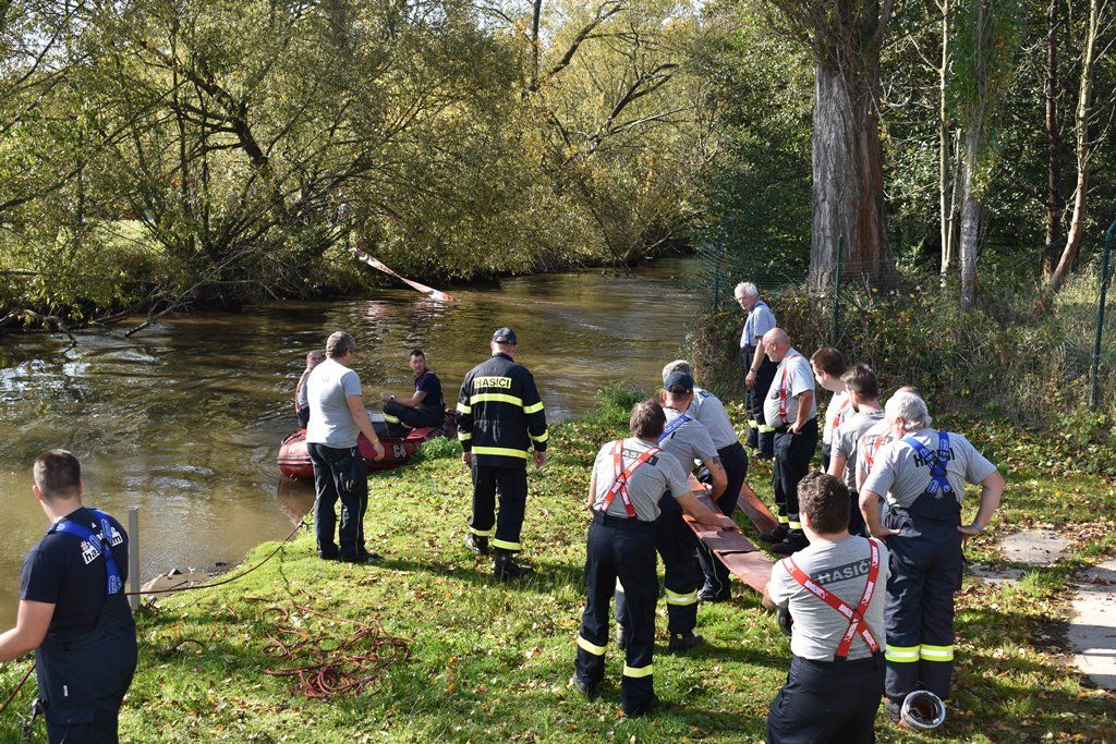 Instalace zařízení na čerpání vody z Radbuzy (foto: A. Jarošová, 14.10.2019)
