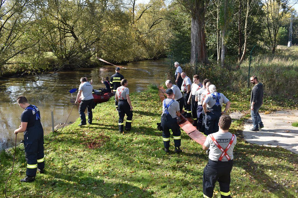 Instalace zařízení na čerpání vody z Radbuzy (foto: A. Jarošová, 14.10.2019)