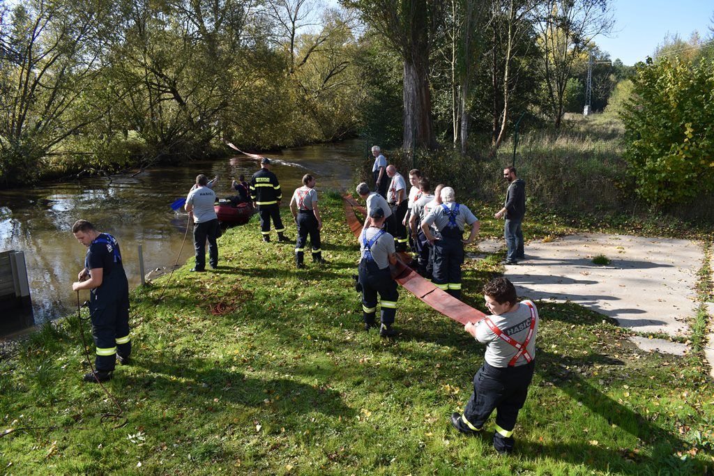 Instalace zařízení na čerpání vody z Radbuzy (foto: A. Jarošová, 14.10.2019)