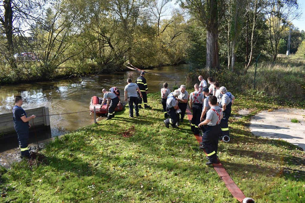 Instalace zařízení na čerpání vody z Radbuzy (foto: A. Jarošová, 14.10.2019)