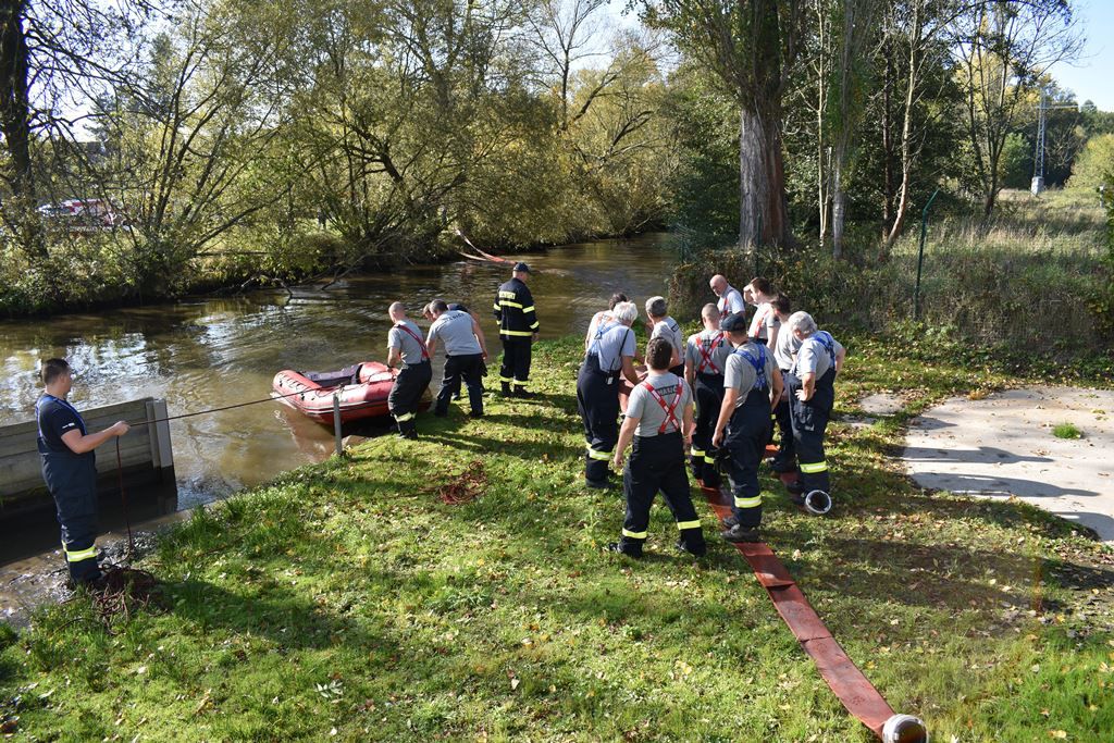 Instalace zařízení na čerpání vody z Radbuzy (foto: A. Jarošová, 14.10.2019)