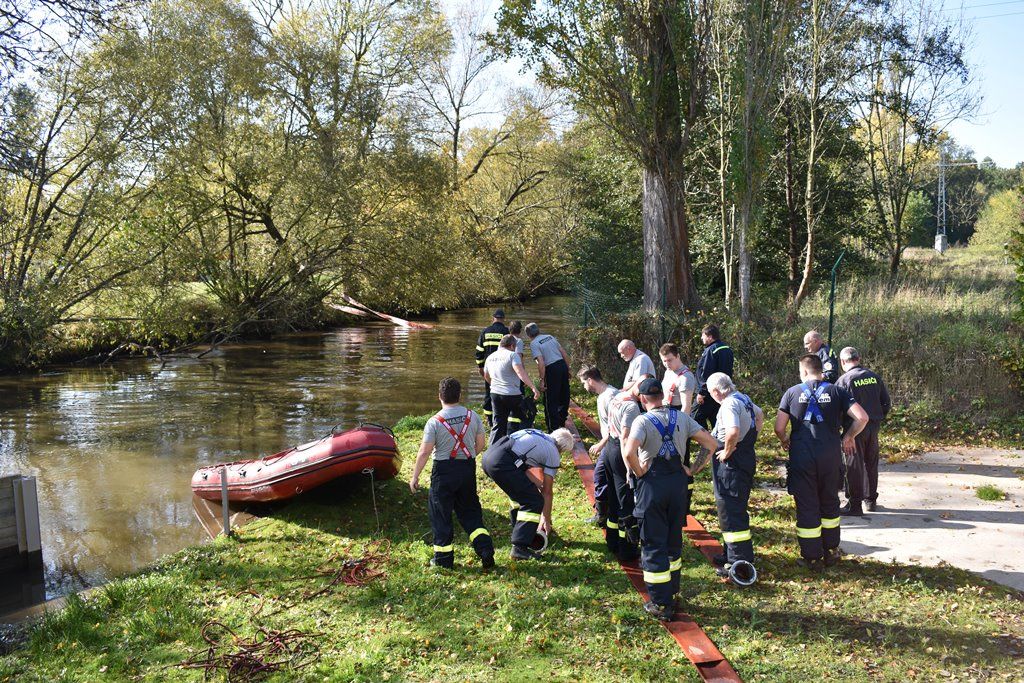 Instalace zařízení na čerpání vody z Radbuzy (foto: A. Jarošová, 14.10.2019)