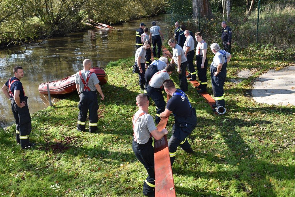 Instalace zařízení na čerpání vody z Radbuzy (foto: A. Jarošová, 14.10.2019)