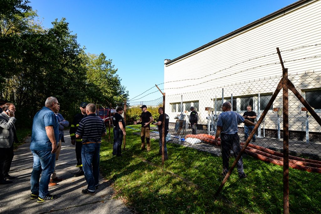 Vodárna a hasiči pracovali na zajištění zdroje pitné vody pro Plzeň (foto: M. Pecuch, 14.10.2019)