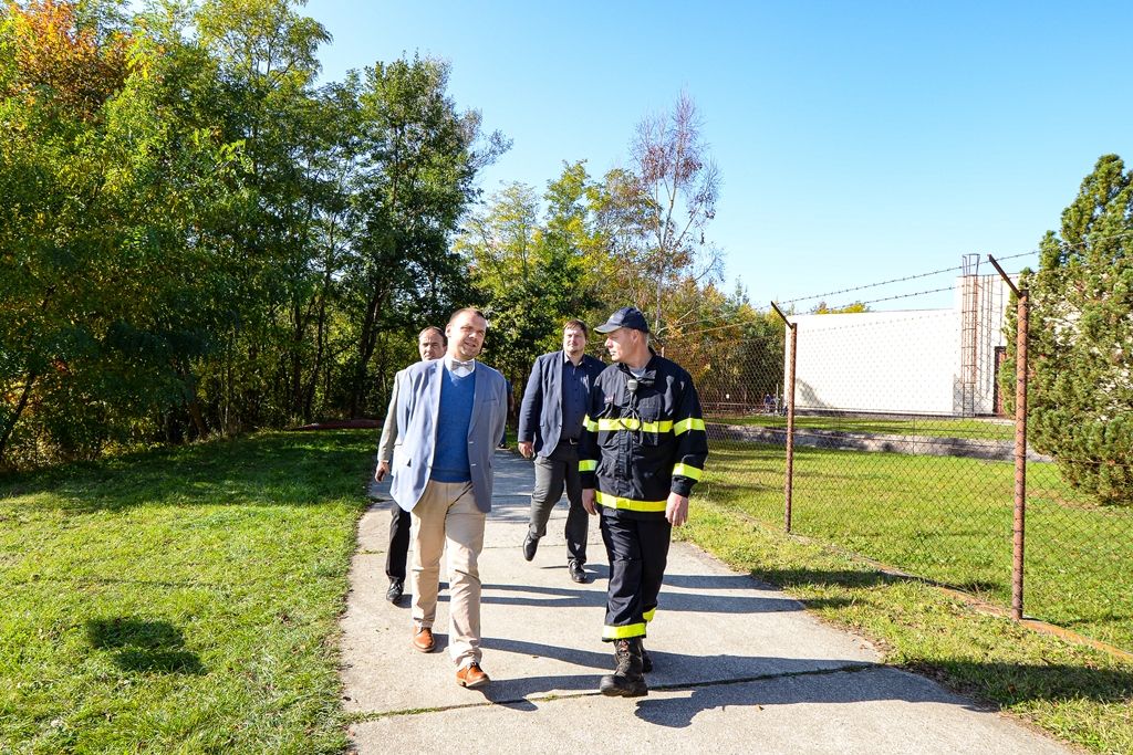 Vodárna a hasiči pracovali na zajištění zdroje pitné vody pro Plzeň (foto: M. Pecuch, 14.10.2019)