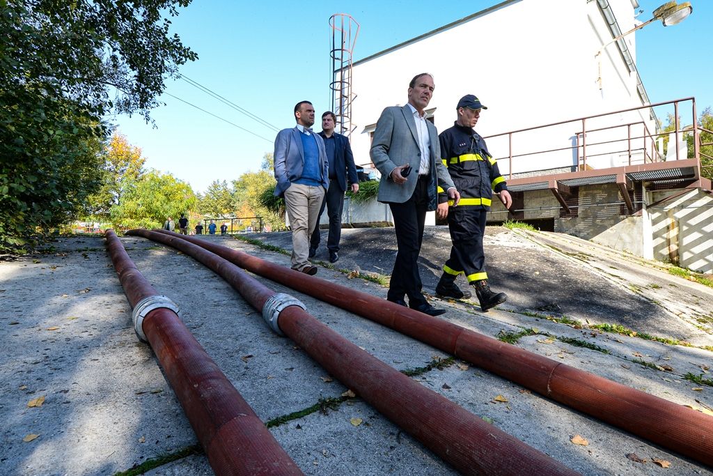 Vodárna a hasiči pracovali na zajištění zdroje pitné vody pro Plzeň (foto: M. Pecuch, 14.10.2019)