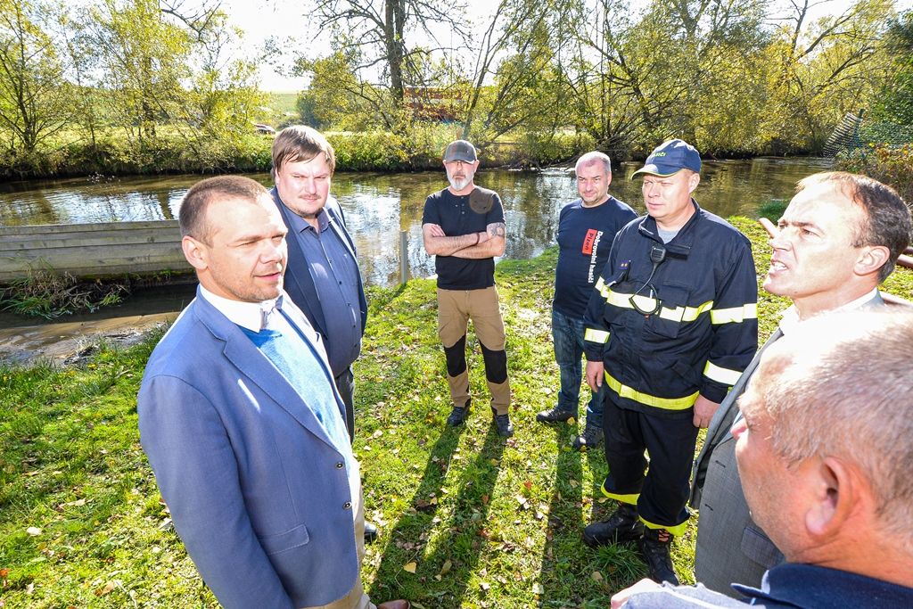 Vodárna a hasiči pracovali na zajištění zdroje pitné vody pro Plzeň (foto: M. Pecuch, 14.10.2019)