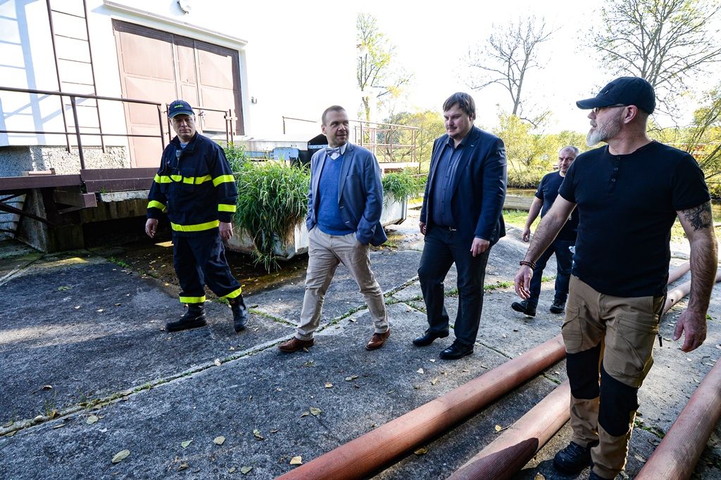Vodárna a hasiči pracovali na zajištění zdroje pitné vody pro Plzeň (foto: M. Pecuch, 14.10.2019)
