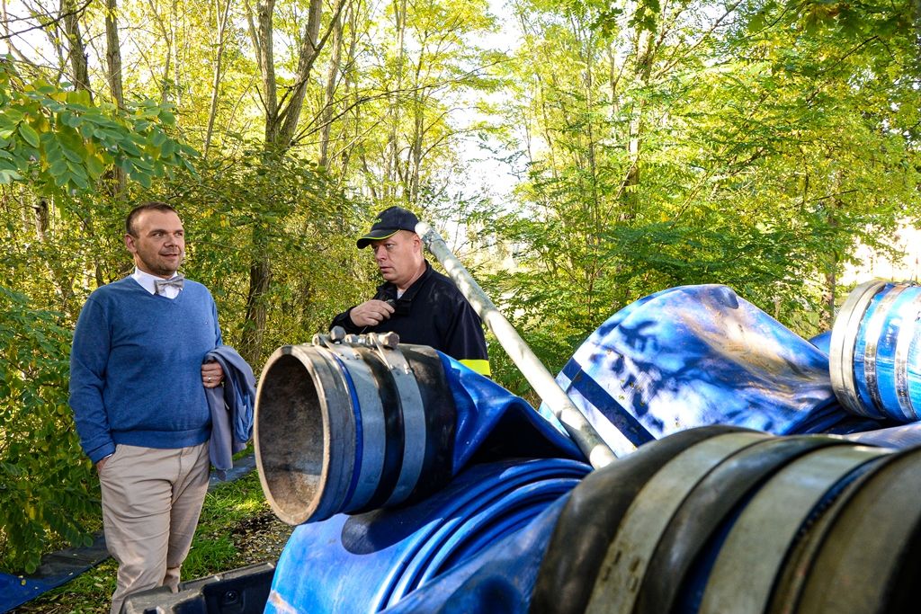 Vodárna a hasiči pracovali na zajištění zdroje pitné vody pro Plzeň (foto: M. Pecuch, 14.10.2019)