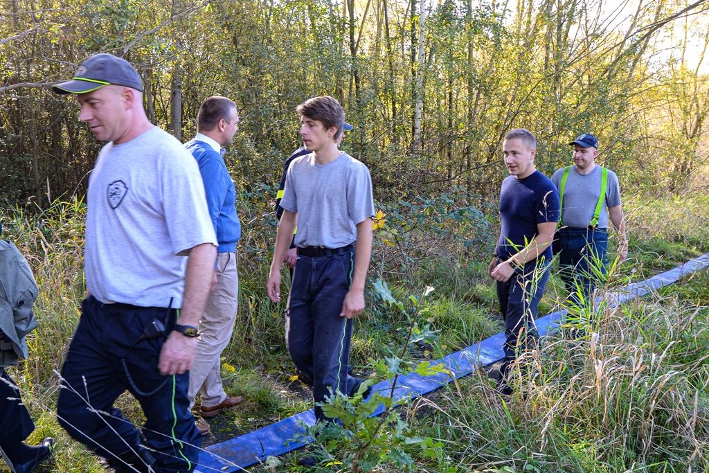 Vodárna a hasiči pracovali na zajištění zdroje pitné vody pro Plzeň (foto: M. Pecuch, 14.10.2019)