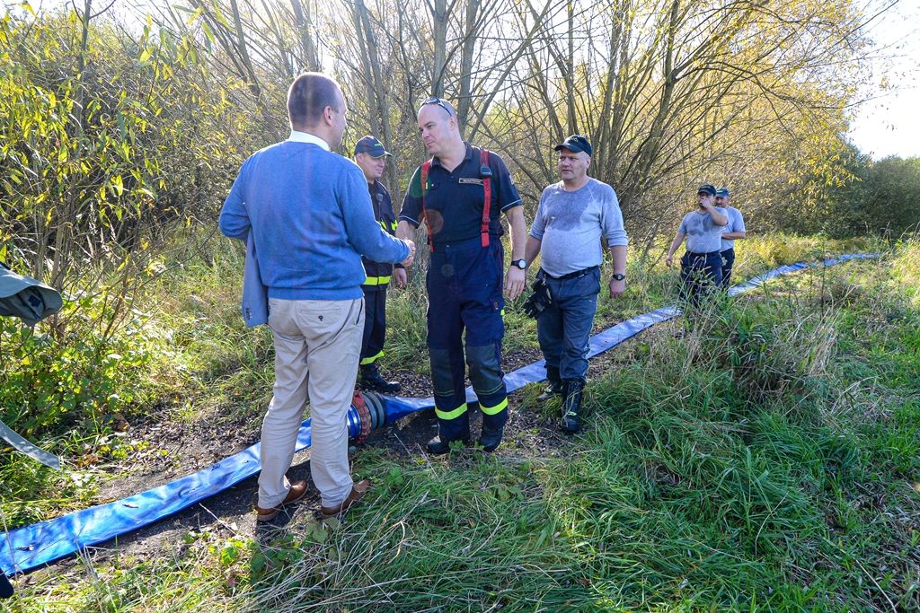 Vodárna a hasiči pracovali na zajištění zdroje pitné vody pro Plzeň (foto: M. Pecuch, 14.10.2019)