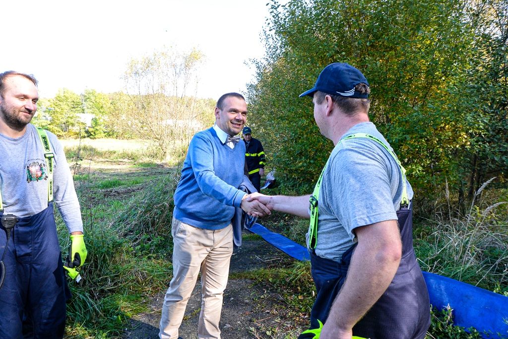 Vodárna a hasiči pracovali na zajištění zdroje pitné vody pro Plzeň (foto: M. Pecuch, 14.10.2019)