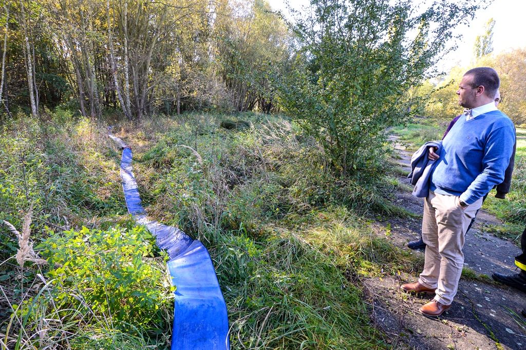 Vodárna a hasiči pracovali na zajištění zdroje pitné vody pro Plzeň (foto: M. Pecuch, 14.10.2019)