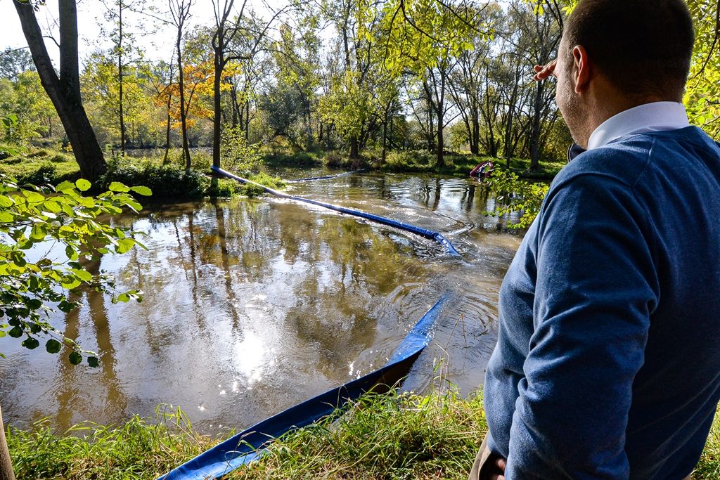 Vodárna a hasiči pracovali na zajištění zdroje pitné vody pro Plzeň (foto: M. Pecuch, 14.10.2019)