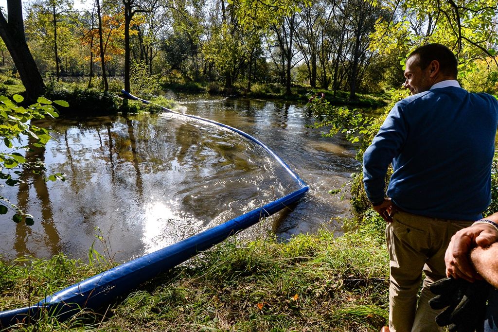 Vodárna a hasiči pracovali na zajištění zdroje pitné vody pro Plzeň (foto: M. Pecuch, 14.10.2019)