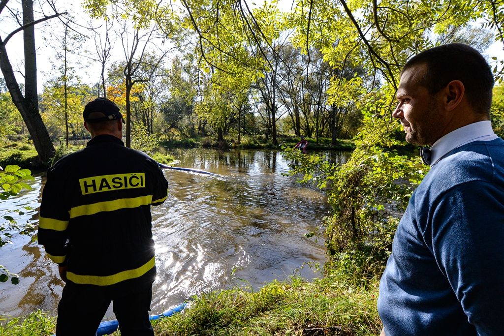 Vodárna a hasiči pracovali na zajištění zdroje pitné vody pro Plzeň (foto: M. Pecuch, 14.10.2019)