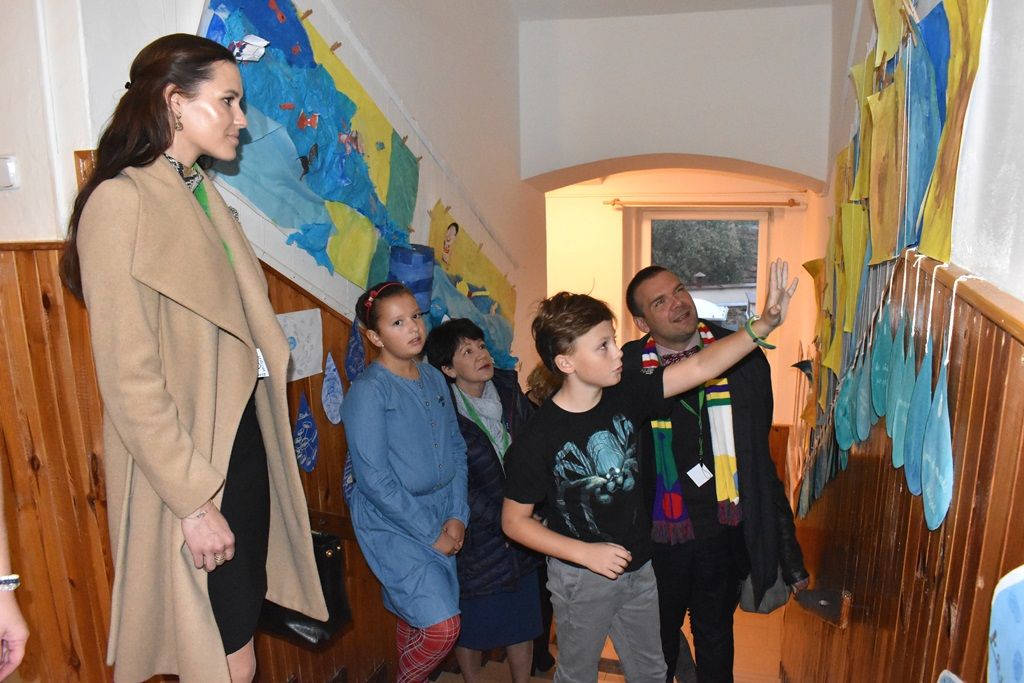 Tyršova ZŠ a MŠ v Plzni Černicích má zelenou střechu (foto: A. Jarošová, 21.10.2019)