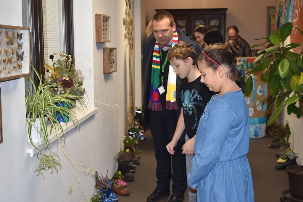 Tyršova ZŠ a MŠ v Plzni Černicích má zelenou střechu (foto: A. Jarošová, 21.10.2019)