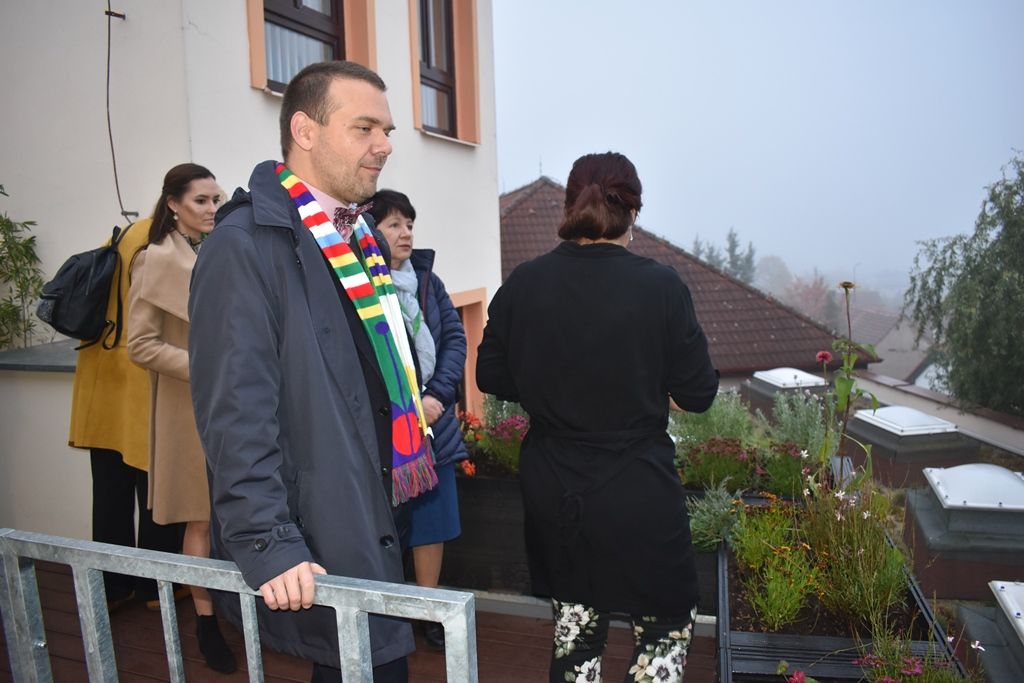 Tyršova ZŠ a MŠ v Plzni Černicích má zelenou střechu (foto: A. Jarošová, 21.10.2019)