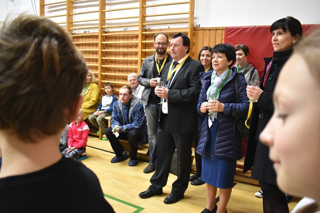 Tyršova ZŠ a MŠ v Plzni Černicích má zelenou střechu (foto: A. Jarošová, 21.10.2019)