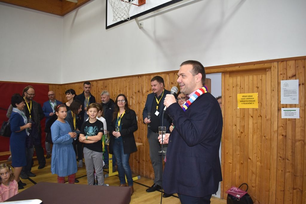 Tyršova ZŠ a MŠ v Plzni Černicích má zelenou střechu (foto: A. Jarošová, 21.10.2019)