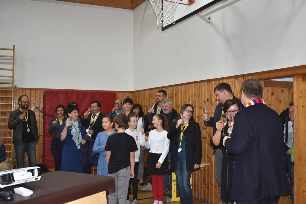 Tyršova ZŠ a MŠ v Plzni Černicích má zelenou střechu (foto: A. Jarošová, 21.10.2019)