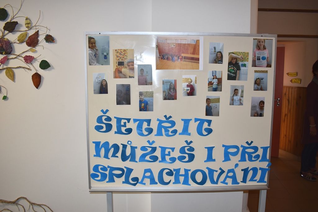 Tyršova ZŠ a MŠ v Plzni Černicích má zelenou střechu (foto: A. Jarošová, 21.10.2019)