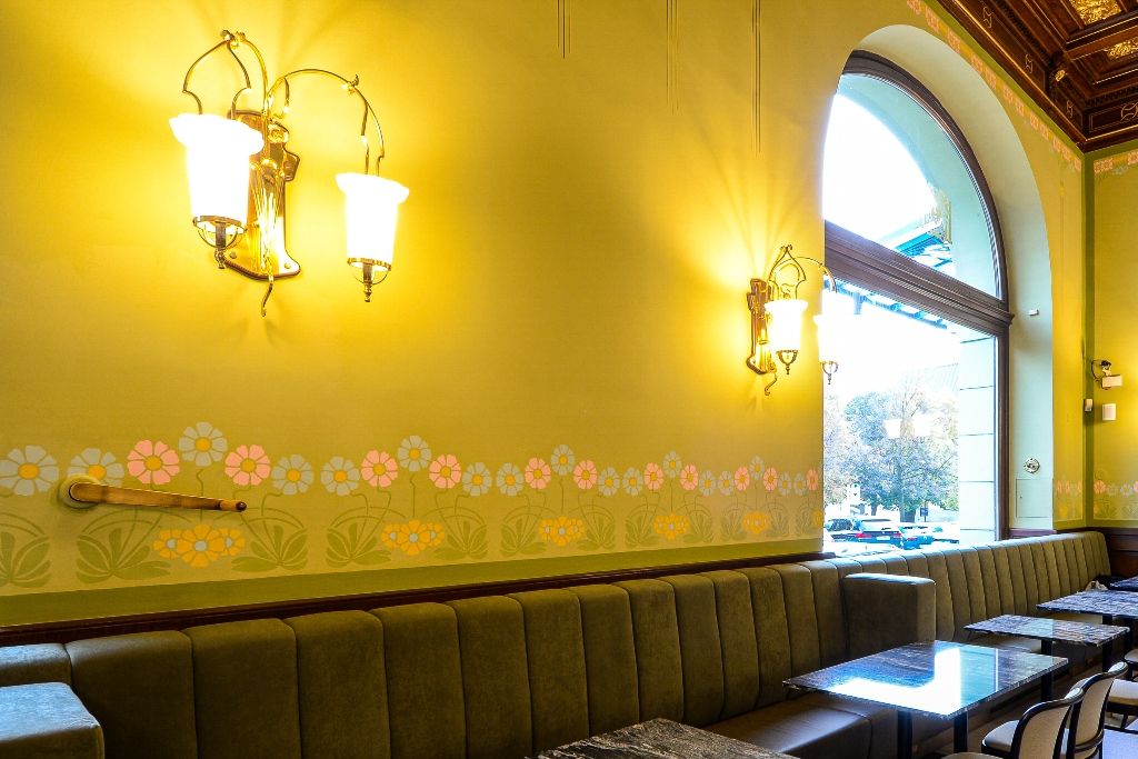 Po čtyřech měsících se opět otevřela kavárna v Měšťanské besedě v Plzni, nově pod názvem Café Beseda. Od konce června v ní probíhaly úpravy interiéru. Změnil se nejen vzhled kavárny, ale díky novému baru a moderním technologiím se mohla výrazně rozšířit nabídka jídel a nápojů. Café Beseda nabídne více míst k sezení, snídaňové i polední menu a výběrovou kávu. Stavební úpravy a nové vnitřní vybavení v celkové hodnotě 5,86 milionu byly hrazeny městem Plzeň a provozovatelem budovy Měšťanská beseda Plzeň s.r.o. Slavnostního otevření kavárny se v úterý 29. října zúčastnili primátor Martin Baxa a jeho náměstci Eliška Bartáková a Pavel Šindelář. (foto: M. Pecuch, 29.10.2019)