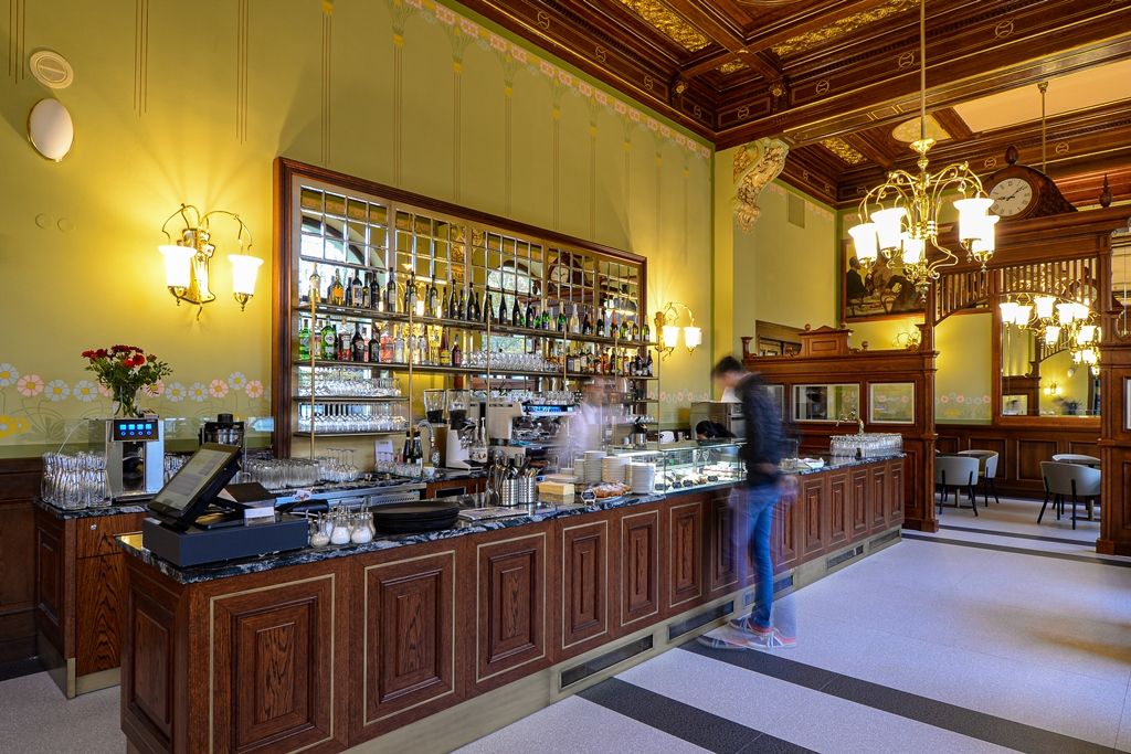 Po čtyřech měsících se opět otevřela kavárna v Měšťanské besedě v Plzni, nově pod názvem Café Beseda. Od konce června v ní probíhaly úpravy interiéru. Změnil se nejen vzhled kavárny, ale díky novému baru a moderním technologiím se mohla výrazně rozšířit nabídka jídel a nápojů. Café Beseda nabídne více míst k sezení, snídaňové i polední menu a výběrovou kávu. Stavební úpravy a nové vnitřní vybavení v celkové hodnotě 5,86 milionu byly hrazeny městem Plzeň a provozovatelem budovy Měšťanská beseda Plzeň s.r.o. Slavnostního otevření kavárny se v úterý 29. října zúčastnili primátor Martin Baxa a jeho náměstci Eliška Bartáková a Pavel Šindelář. (foto: M. Pecuch, 29.10.2019)