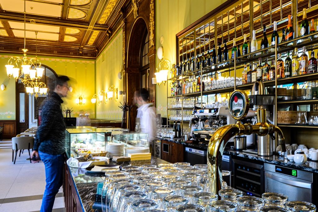 Po čtyřech měsících se opět otevřela kavárna v Měšťanské besedě v Plzni, nově pod názvem Café Beseda. Od konce června v ní probíhaly úpravy interiéru. Změnil se nejen vzhled kavárny, ale díky novému baru a moderním technologiím se mohla výrazně rozšířit nabídka jídel a nápojů. Café Beseda nabídne více míst k sezení, snídaňové i polední menu a výběrovou kávu. Stavební úpravy a nové vnitřní vybavení v celkové hodnotě 5,86 milionu byly hrazeny městem Plzeň a provozovatelem budovy Měšťanská beseda Plzeň s.r.o. Slavnostního otevření kavárny se v úterý 29. října zúčastnili primátor Martin Baxa a jeho náměstci Eliška Bartáková a Pavel Šindelář. (foto: M. Pecuch, 29.10.2019)