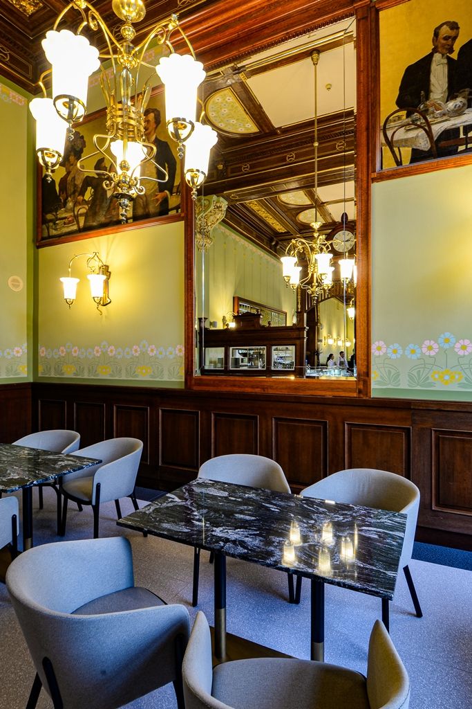 Po čtyřech měsících se opět otevřela kavárna v Měšťanské besedě v Plzni, nově pod názvem Café Beseda. Od konce června v ní probíhaly úpravy interiéru. Změnil se nejen vzhled kavárny, ale díky novému baru a moderním technologiím se mohla výrazně rozšířit nabídka jídel a nápojů. Café Beseda nabídne více míst k sezení, snídaňové i polední menu a výběrovou kávu. Stavební úpravy a nové vnitřní vybavení v celkové hodnotě 5,86 milionu byly hrazeny městem Plzeň a provozovatelem budovy Měšťanská beseda Plzeň s.r.o. Slavnostního otevření kavárny se v úterý 29. října zúčastnili primátor Martin Baxa a jeho náměstci Eliška Bartáková a Pavel Šindelář. (foto: M. Pecuch, 29.10.2019)