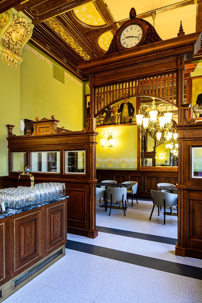 Po čtyřech měsících se opět otevřela kavárna v Měšťanské besedě v Plzni, nově pod názvem Café Beseda. Od konce června v ní probíhaly úpravy interiéru. Změnil se nejen vzhled kavárny, ale díky novému baru a moderním technologiím se mohla výrazně rozšířit nabídka jídel a nápojů. Café Beseda nabídne více míst k sezení, snídaňové i polední menu a výběrovou kávu. Stavební úpravy a nové vnitřní vybavení v celkové hodnotě 5,86 milionu byly hrazeny městem Plzeň a provozovatelem budovy Měšťanská beseda Plzeň s.r.o. Slavnostního otevření kavárny se v úterý 29. října zúčastnili primátor Martin Baxa a jeho náměstci Eliška Bartáková a Pavel Šindelář. (foto: M. Pecuch, 29.10.2019)