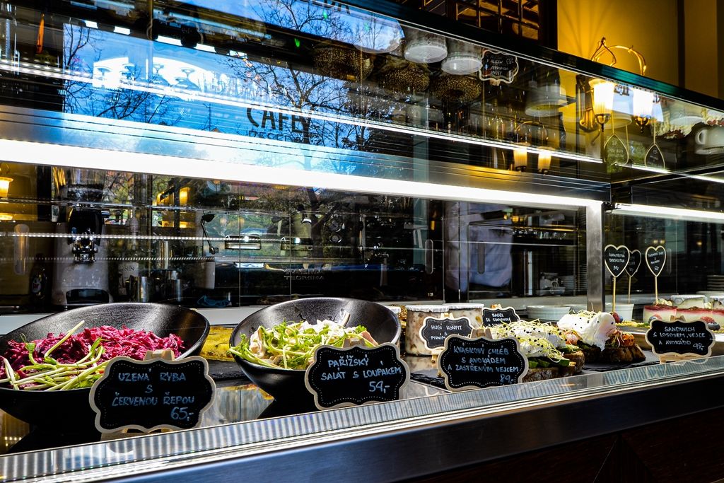 Po čtyřech měsících se opět otevřela kavárna v Měšťanské besedě v Plzni, nově pod názvem Café Beseda. Od konce června v ní probíhaly úpravy interiéru. Změnil se nejen vzhled kavárny, ale díky novému baru a moderním technologiím se mohla výrazně rozšířit nabídka jídel a nápojů. Café Beseda nabídne více míst k sezení, snídaňové i polední menu a výběrovou kávu. Stavební úpravy a nové vnitřní vybavení v celkové hodnotě 5,86 milionu byly hrazeny městem Plzeň a provozovatelem budovy Měšťanská beseda Plzeň s.r.o. Slavnostního otevření kavárny se v úterý 29. října zúčastnili primátor Martin Baxa a jeho náměstci Eliška Bartáková a Pavel Šindelář. (foto: M. Pecuch, 29.10.2019)