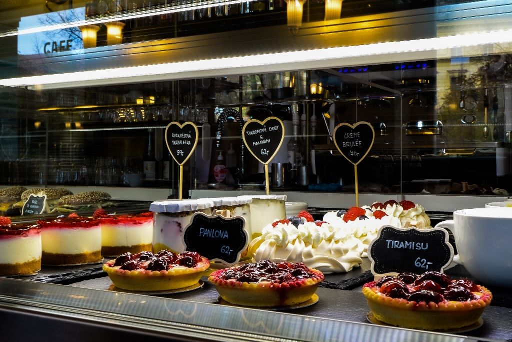 Po čtyřech měsících se opět otevřela kavárna v Měšťanské besedě v Plzni, nově pod názvem Café Beseda. Od konce června v ní probíhaly úpravy interiéru. Změnil se nejen vzhled kavárny, ale díky novému baru a moderním technologiím se mohla výrazně rozšířit nabídka jídel a nápojů. Café Beseda nabídne více míst k sezení, snídaňové i polední menu a výběrovou kávu. Stavební úpravy a nové vnitřní vybavení v celkové hodnotě 5,86 milionu byly hrazeny městem Plzeň a provozovatelem budovy Měšťanská beseda Plzeň s.r.o. Slavnostního otevření kavárny se v úterý 29. října zúčastnili primátor Martin Baxa a jeho náměstci Eliška Bartáková a Pavel Šindelář. (foto: M. Pecuch, 29.10.2019)