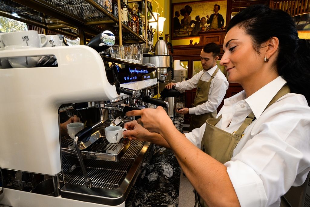 Po čtyřech měsících se opět otevřela kavárna v Měšťanské besedě v Plzni, nově pod názvem Café Beseda. Od konce června v ní probíhaly úpravy interiéru. Změnil se nejen vzhled kavárny, ale díky novému baru a moderním technologiím se mohla výrazně rozšířit nabídka jídel a nápojů. Café Beseda nabídne více míst k sezení, snídaňové i polední menu a výběrovou kávu. Stavební úpravy a nové vnitřní vybavení v celkové hodnotě 5,86 milionu byly hrazeny městem Plzeň a provozovatelem budovy Měšťanská beseda Plzeň s.r.o. Slavnostního otevření kavárny se v úterý 29. října zúčastnili primátor Martin Baxa a jeho náměstci Eliška Bartáková a Pavel Šindelář. (foto: M. Pecuch, 29.10.2019)