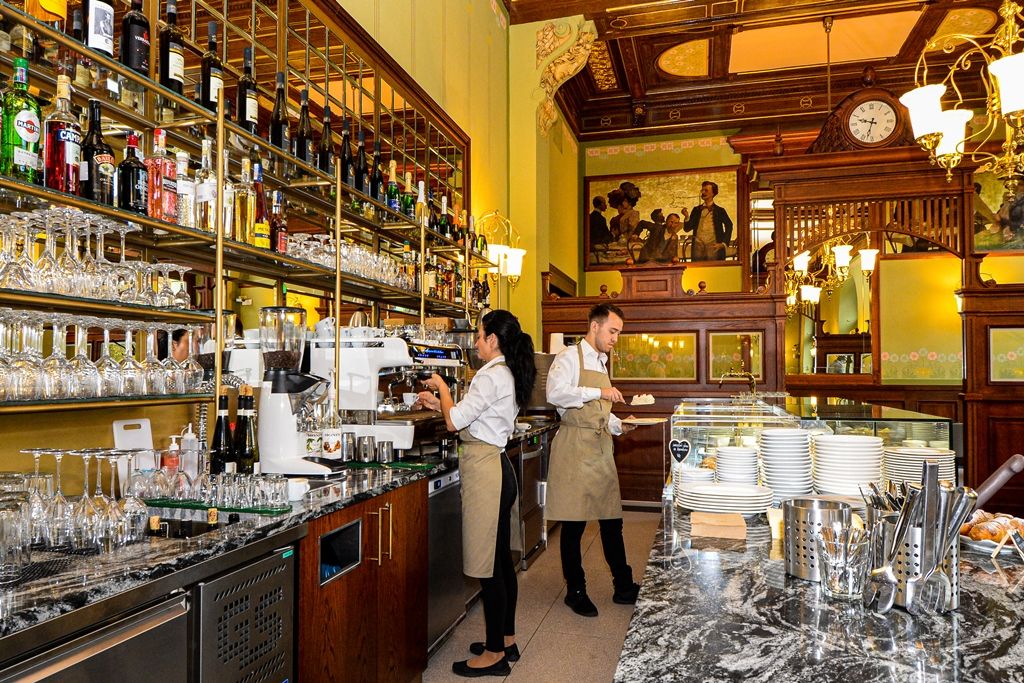 Po čtyřech měsících se opět otevřela kavárna v Měšťanské besedě v Plzni, nově pod názvem Café Beseda. Od konce června v ní probíhaly úpravy interiéru. Změnil se nejen vzhled kavárny, ale díky novému baru a moderním technologiím se mohla výrazně rozšířit nabídka jídel a nápojů. Café Beseda nabídne více míst k sezení, snídaňové i polední menu a výběrovou kávu. Stavební úpravy a nové vnitřní vybavení v celkové hodnotě 5,86 milionu byly hrazeny městem Plzeň a provozovatelem budovy Měšťanská beseda Plzeň s.r.o. Slavnostního otevření kavárny se v úterý 29. října zúčastnili primátor Martin Baxa a jeho náměstci Eliška Bartáková a Pavel Šindelář. (foto: M. Pecuch, 29.10.2019)