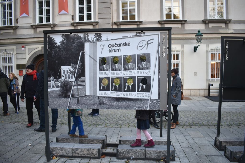 Výstava Jízda po sametu/ zvítězit nad lží a nenávistí