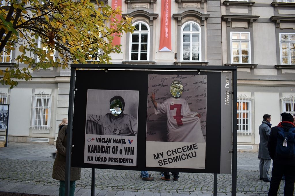 Výstava Jízda po sametu/ zvítězit nad lží a nenávistí (foto: A. Jarošová, 5.11.2019)