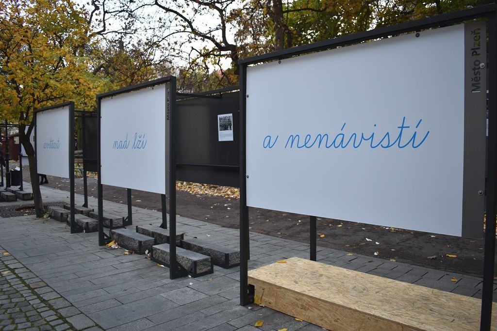 Výstava Jízda po sametu/ zvítězit nad lží a nenávistí (foto: A. Jarošová, 5.11.2019)