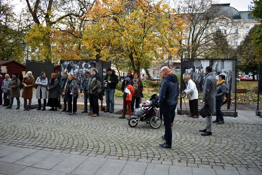 Výstava Jízda po sametu/ zvítězit nad lží a nenávistí (foto: A. Jarošová, 5.11.2019)